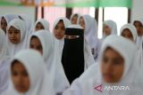 Sejumlah siswa Sekolah Rakyat Menengah Atas mengikuti arahan sebelum dilanjutkan pemeriksaan kesehatan di gedung Renovasi Ali Hasjmy, desa Lam Ilie, kecamatan Indra Puri, kabupaten Aceh Besar, Aceh Senin (14/7/2025). Pemerintah secara serentak  melaunching Sekolah Rakyat di 63 titik dan sisanya sebanyak 37 titik dijadwalkan awal Agustus 2025.  ANTARA FOTO/Ampelsa