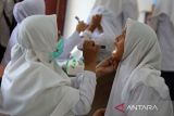 Petugas kesehatan memeriksa  gigi seorang siswa Sekolah Rakyat Menengah Atas saat pemeriksaan  kesehatan di gedung Renovasi Ali Hasjmy, desa Lam Ilie, kecamatan Indra Puri, kabupaten Aceh Besar, Aceh Senin (14/7/2025). Pemerintah secara serentak  melaunching Sekolah Rakyat di 63 titik dan sisanya sebanyak 37 titik dijadwalkan awal Agustus 2025.  ANTARA FOTO/Ampelsa.