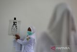 Petugas kesehatan menguji ketajaman penglihatan mata seorang siswi Sekolah Rakyat Menengah Atas saat pemeriksaan kesehatan di gedung Renovasi Ali Hasjmy, desa Lam Ilie, kecamatan Indra Puri, kabupaten Aceh Besar, Aceh Senin (14/7/2025). Pemerintah secara serentak  melaunching Sekolah Rakyat di 63 titik dan sisanya sebanyak 37 titik dijadwalkan awal Agustus 2025.  ANTARA FOTO/Ampelsa