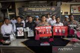 Kapolres Cimahi AKBP Niko Narullah Adi Putra (tengah) beserta jajaran memberikan keterangan saat konferensi pers kasus tindak pidana pemalsuan uang rupiah di Polres Cimahi, Kota Cimahi, Jawa Barat, Senin (14/7/2025). Polres Cimahi mengungkap kasus tindak pidana pemalsuan mata uang rupiah atau uang kertas dengan mengamankan satu orang tersangka beserta barang bukti berupa satu buah printer, 268 lembar kertas roti, 2 buah cap gambar Bank Indonesia, 10 kaleng cat semprot, 150 lembar uang palsu siap potong, 77 lembar uang palsu pecahan Rp100 ribu dan 184 lembar uang palsu pecahan Rp50 ribu. ANTARA FOTO/Abdan Syakura/agr
