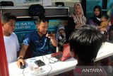 Petugas Disdukcapil Kota Pontianak merekam data anak untuk pembuatan Kartu Identitas Anak (KIA) melalui layanan jemput bola di area Car Free Day (CFD) Pontianak, Kalimantan Barat, Minggu (13/7/2025). Dinas Kependudukan dan Pencatatan Sipil (Disdukcapil) Kota Pontianak membuka layanan perekaman Kartu Identitas Anak (KIA) di area CFD untuk mempermudah masyarakat mengurus dokumen kependudukan. ANTARA FOTO/Jessica Wuysang