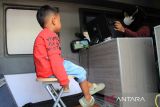 Petugas Disdukcapil Kota Pontianak merekam data anak untuk pembuatan Kartu Identitas Anak (KIA) melalui layanan jemput bola di area Car Free Day (CFD) Pontianak, Kalimantan Barat, Minggu (13/7/2025). Dinas Kependudukan dan Pencatatan Sipil (Disdukcapil) Kota Pontianak membuka layanan perekaman Kartu Identitas Anak (KIA) di area CFD untuk mempermudah masyarakat mengurus dokumen kependudukan. ANTARA FOTO/Jessica Wuysang