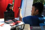 Petugas Disdukcapil Kota Pontianak merekam data anak untuk pembuatan Kartu Identitas Anak (KIA) melalui layanan jemput bola di area Car Free Day (CFD) Pontianak, Kalimantan Barat, Minggu (13/7/2025). Dinas Kependudukan dan Pencatatan Sipil (Disdukcapil) Kota Pontianak membuka layanan perekaman Kartu Identitas Anak (KIA) di area CFD untuk mempermudah masyarakat mengurus dokumen kependudukan. ANTARA FOTO/Jessica Wuysang