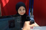 Seorang anak menjalani perekaman data untuk pembuatan Kartu Identitas Anak (KIA) melalui layanan jemput bola Disdukcapil Kota Pontianak di area Car Free Day (CFD) Pontianak, Kalimantan Barat, Minggu (13/7/2025). Dinas Kependudukan dan Pencatatan Sipil (Disdukcapil) Kota Pontianak membuka layanan perekaman Kartu Identitas Anak (KIA) di area CFD untuk mempermudah masyarakat mengurus dokumen kependudukan. ANTARA FOTO/Jessica Wuysang