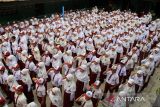 Sejumlah siswa sekolah dasar mengikuti upacara bendera pada hari pertama masuk sekolah di Madrasah Ibtidaiyah Negeri (MIN) 1 Pontianak, Kalimantan Barat, Senin (14/7/2025). Setelah libur sekolah, siswa-siswi mulai mengikuti pelajaran tahun ajaran baru 2025/2026 yang ditandai dengan dimulainya kembali aktivitas belajar mengajar di sekolah. ANTARA FOTO/Jessica Wuysang