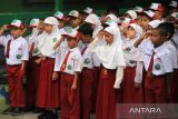 Sejumlah siswa sekolah dasar mengikuti upacara bendera pada hari pertama masuk sekolah di Madrasah Ibtidaiyah Negeri (MIN) 1 Pontianak, Kalimantan Barat, Senin (14/7/2025). Setelah libur sekolah, siswa-siswi mulai mengikuti pelajaran tahun ajaran baru 2025/2026 yang ditandai dengan dimulainya kembali aktivitas belajar mengajar di sekolah. ANTARA FOTO/Jessica Wuysang