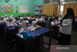 Sejumlah siswa menyimak pemaparan guru di ruang kelas pada hari pertama masuk sekolah di Madrasah Ibtidaiyah Negeri (MIN) 1 Pontianak, Kalimantan Barat, Senin (14/7/2025). Setelah libur sekolah, siswa-siswi mulai mengikuti pelajaran tahun ajaran baru 2025/2026 yang ditandai dengan dimulainya kembali aktivitas belajar mengajar di sekolah. ANTARA FOTO/Jessica Wuysang