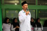 Kepala Madrasah Ibtidaiyah Negeri (MIN) 1 Pontianak Heri Hamdani (tengah) menyampaikan amanat dalam upacara bendera pada hari pertama masuk sekolah di Madrasah Ibtidaiyah Negeri (MIN) 1 Pontianak, Kalimantan Barat, Senin (14/7/2025). Setelah libur sekolah, siswa-siswi mulai mengikuti pelajaran tahun ajaran baru 2025/2026 yang ditandai dengan dimulainya kembali aktivitas belajar mengajar di sekolah. ANTARA FOTO/Jessica Wuysang