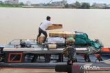 Pekerja menyusun barang bawaan penumpang di atap kapal cepat (speed boat) rute Pontianak–Sukadana yang bersandar di Pelabuhan Kapuas Indah, Pontianak, Kalimantan Barat, Senin (14/7/2025). Kapal cepat tersebut menjadi pilihan transportasi tercepat menuju Sukadana, Kabupaten Kayong Utara dengan waktu tempuh sekitar lima jam dan tarif Rp300 ribu per orang. ANTARA FOTO/Jessica Wuysang