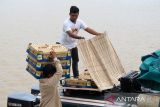 Pekerja menyusun barang bawaan penumpang di atap kapal cepat (speed boat) rute Pontianak–Sukadana yang bersandar di Pelabuhan Kapuas Indah, Pontianak, Kalimantan Barat, Senin (14/7/2025). Kapal cepat tersebut menjadi pilihan transportasi tercepat menuju Sukadana, Kabupaten Kayong Utara dengan waktu tempuh sekitar lima jam dan tarif Rp300 ribu per orang. ANTARA FOTO/Jessica Wuysang