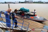 Sejumlah penumpang berjalan menuju kapal cepat (speedboat) rute PontianakâSukadana di Pelabuhan Kapuas Indah, Pontianak, Kalimantan Barat, Senin (14/7/2025). Kapal cepat tersebut menjadi pilihan transportasi tercepat menuju Sukadana, Kabupaten Kayong Utara dengan waktu tempuh sekitar lima jam dan tarif Rp300 ribu per orang. ANTARA FOTO/Jessica Wuysang