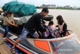 Sejumlah penumpang menaiki kapal cepat atau speed boat rute Pontianak-Sukadana di Pelabuhan Kapuas Indah, Pontianak, Kalimantan Barat, Senin (14/7/2025). Kapal cepat tersebut menjadi pilihan transportasi tercepat menuju Sukadana, Kabupaten Kayong Utara dengan waktu tempuh sekitar lima jam dan tarif Rp300 ribu per orang. ANTARA FOTO/Jessica Wuysang