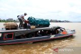 Sebuah kapal cepat (speedboat) rute Pontianak–Sukadana yang mengangkut penumpang bergerak meninggalkan dermaga Pelabuhan Kapuas Indah di Sungai Kapuas, Pontianak, Kalimantan Barat, Senin (14/7/2025). Kapal cepat tersebut menjadi pilihan transportasi tercepat menuju Sukadana, Kabupaten Kayong Utara dengan waktu tempuh sekitar lima jam dan tarif Rp300 ribu per orang. ANTARA FOTO/Jessica Wuysang