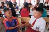 Dua peserta didik baru berkenalan saat sarapan di Sekolah Rakyat Menengah Pertama 17 Tabanan, Bali, Senin (14/7/2025). Sebanyak 75 siswa Sekolah Rakyat dari empat kabupaten/kota se-Bali mulai masuk asrama di Sentra Mahatmiya Bali dan mengikuti cek kesehatan pada hari pertama masa pengenalan lingkungan sekolah (MPLS) tahun ajaran 2025/2026. ANTARA FOTO/Nyoman Hendra Wibowo/wsj.