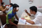 Tenaga medis memeriksa kesehatan peserta didik baru di Sekolah Rakyat Menengah Pertama 17 Tabanan, Bali, Senin (14/7/2025). Sebanyak 75 siswa Sekolah Rakyat dari empat kabupaten/kota se-Bali mulai masuk asrama di Sentra Mahatmiya Bali dan mengikuti cek kesehatan pada hari pertama masa pengenalan lingkungan sekolah (MPLS) tahun ajaran 2025/2026. ANTARA FOTO/Nyoman Hendra Wibowo/wsj.