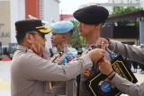 Kapolresta Balikpapan Kombes Pol Anton Firmanto menyematkan pita tanda operasi kepada perwakilan personel saat apel gelar pasukan Operasi Patuh Mahakam 2025 di Mako Polresta Balikpapan, Kalimantan Timur, Senin (14/7/2025). Polresta Balikpapan mengerahkan sedikitnya 74 personel dalam pelaksanaan Operasi Patuh Mahakam 2025 yang berlangsung pada 14 - 27 Juli 2025 untuk menekan angka kecelakaan lalu lintas dan menertibkan pelanggaran lalu lintas di wilayahnya. Antara Kaltim/Aditya Nugroho/rwa/mrh

