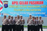 Personel Polisi Lalu Lintas mengikuti apel gelar pasukan Operasi Patuh Mahakam 2025 di Mako Polresta Balikpapan, Kalimantan Timur, Senin (14/7/2025). Polresta Balikpapan mengerahkan sedikitnya 74 personel dalam pelaksanaan Operasi Patuh Mahakam 2025 yang berlangsung pada 14 - 27 Juli 2025 untuk menekan angka kecelakaan lalu lintas dan menertibkan pelanggaran lalu lintas di wilayahnya. Antara Kaltim/Aditya Nugroho/rwa/mrh
