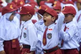 Seorang siswa sekolah dasar menguap saat hari pertama masuk sekolah di SDN 008 Samarinda, Kalimantan Timur, Senin (14/7/2025). Hari pertama masuk sekolah tahun ajaran 2025/2026 dimulai dengan masa pengenalan lingkungan sekolah (MPLS) untuk mengenalkan tenaga pendidik dan tata tertib kepada siswa baru. Antara Kaltim/M Risyal Hidayat/rwa. 
