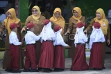Sejumlah siswa sekolah dasar bersalaman dengan gurunya saat hari pertama masuk sekolah di SDN 008 Samarinda, Kalimantan Timur, Senin (14/7/2025). Hari pertama masuk sekolah tahun ajaran 2025/2026 dimulai dengan masa pengenalan lingkungan sekolah (MPLS) untuk mengenalkan tenaga pendidik dan tata tertib kepada siswa baru. Antara Kaltim/M Risyal Hidayat/rwa. 
