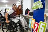 Siswa disabilitas mengikuti kegiatan masa pengenalan lingkungan sekolah (MPLS) di SLB Yayasan Pembinaan Anak Cacat (YPAC) Jakarta, Senin (14/7/2025). Sebanyak 80 siswa mengikuti MPLS selama lima hari yang diisi pengenalan sarana sekolah serta kegiatan edukasi guna membantu siswa mengenal lingkungan dan teman di sekolahnya. ANTARA FOTO/Sulthony Hasanuddin/rwa.