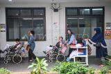 Sejumlah orang tua membantu siswa disabilitas berkeliling gedung sekolah saat mengikuti kegiatan masa pengenalan lingkungan sekolah (MPLS) di SLB Yayasan Pembinaan Anak Cacat (YPAC) Jakarta, Senin (14/7/2025). Sebanyak 80 siswa mengikuti MPLS selama lima hari yang diisi pengenalan sarana sekolah serta kegiatan edukasi guna membantu siswa mengenal lingkungan dan teman di sekolahnya. ANTARA FOTO/Sulthony Hasanuddin/rwa.