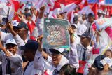Pelajar membentangkan poster anti judi online (judol) dan Bendera Merah Putih saat pembukaan Masa Pengenalan Lingkungan Sekolah (MPLS) dengan tema Ramah untuk jenjang SMA, SMK dan SLB di halaman SMA Hang Tuah 1, Surabaya, Jawa Timur, Senin (14/7/2025). MPLS yang diikuti sekitar 530.000 siswa SMA, SMK dan SLB baik negeri dan swasta di Jawa Timur tersebut sekaligus untuk mensosialisasikan anti perjudian online (judol) dan pinjaman online (pinjol) serta anti perundungan (bullying) di lingkungan sekolah. ANTARA Jatim/Moch Asim.