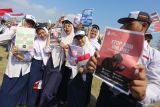 Pelajar membentangkan poster anti judi online (judol) saat pembukaan Masa Pengenalan Lingkungan Sekolah (MPLS) dengan tema Ramah untuk jenjang SMA, SMK dan SLB di halaman SMA Hang Tuah 1, Surabaya, Jawa Timur, Senin (14/7/2025). MPLS yang diikuti sekitar 530.000 siswa SMA, SMK dan SLB baik negeri dan swasta di Jawa Timur tersebut sekaligus untuk mensosialisasikan anti perjudian online (judol) dan pinjaman online (pinjol) serta anti perundungan (bullying) di lingkungan sekolah. ANTARA Jatim/Moch Asim.
