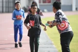 Sejumlah peserta didik Sekolah Rakyat Terintegrasi 24 berlari saat pemeriksaan kesehatan di GOR Segiri, Samarinda, Kalimantan Timur, Senin (14/7/2025). Sebanyak 100 peserta didik sekolah rakyat setingkat SMP dan SMA itu mengikuti pemeriksaan kesehatan meliputi tes kesehatan penglihatan, pendengaran, gula darah hingga tes kejiwaan. Antara Kaltim/M Risyal Hidayat/rwa. 