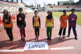 Sejumlah peserta didik Sekolah Rakyat Terintegrasi 24 bersiap untuk lari saat pemeriksaan kesehatan di GOR Segiri, Samarinda, Kalimantan Timur, Senin (14/7/2025). Sebanyak 100 peserta didik sekolah rakyat setingkat SMP dan SMA itu mengikuti pemeriksaan kesehatan meliputi tes kesehatan penglihatan, pendengaran, gula darah hingga tes kejiwaan. Antara Kaltim/M Risyal Hidayat/rwa. 