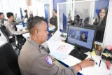 Anggota Polisi melakukan pencocokan data pemohon surat ijin mengemudi (SIM) di Satuan Penyelenggara Administrasi SIM (Satpas) Polresta Samarinda, Kalimantan Timur, Senin (14/7/2025). Satlantas Polresta Samarinda mencatat periode Januari hingga Juni 2025 permohonan pembuatan SIM baru sebanyak 18.064 orang dan SIM perpanjang 19.931 orang. Antara Kaltim/M Risyal Hidayat/rwa. 