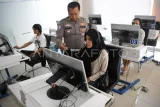 Pemohon surat ijin mengemudi (SIM) mengikuti ujian teori di Satuan Penyelenggara Administrasi SIM (Satpas) Polresta Samarinda, Kalimantan Timur, Senin (14/7/2025). Satlantas Polresta Samarinda mencatat periode Januari hingga Juni 2025 permohonan pembuatan SIM baru sebanyak 18.064 orang dan SIM perpanjang 19.931 orang. Antara Kaltim/M Risyal Hidayat/rwa. 