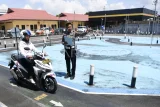 Pemohon surat ijin mengemudi (SIM) mengikuti ujian praktik mengendarai sepeda motor di Satuan Penyelenggara Administrasi SIM (Satpas) Polresta Samarinda, Kalimantan Timur, Senin (14/7/2025). Satlantas Polresta Samarinda mencatat periode Januari hingga Juni 2025 permohonan pembuatan SIM baru sebanyak 18.064 orang dan SIM perpanjang 19.931 orang. Antara Kaltim/M Risyal Hidayat/rwa. 
