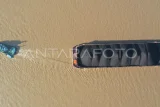Foto udara kapal tongkang pengangkut batu bara melintas di Sungai Mahakam, Samarinda, Kalimantan Timur, Minggu (13/7/2025). Menurut data dari Kementerian Energi dan Sumber Daya Mineral (ESDM) pada 2025, produksi batu bara Indonesia ditargetkan menjadi 739.674 juta ton, untuk realisasi hingga Mei sudah 357,6 juta ton dengan nilai sampai Mei mencapai 12.350 miliar dolar AS. Antara Kaltim/M Risyal Hidayat/nz 