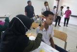 Petugas memeriksa kondisi kesehatan telinga seorang siswa di Sekolah Rakyat Menengah Atas 24 Kediri, Jawa Timur, Senin (14/7/2025). Sebanyak 100 peserta didik sekolah rakyat setingkat SMA mengikuti pemeriksaan kesehatan meliputi tes kesehatan penglihatan, gigi, mulut, pendengaran, tekanan darah, dan gula darah. Antara Jatim/Prasetia Fauzani/um