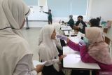 Petugas memeriksa kondisi kesehatan gigi dan mulut siswa di Sekolah Rakyat Menengah Atas 24 Kediri, Jawa Timur, Senin (14/7/2025). Sebanyak 100 peserta didik sekolah rakyat setingkat SMA mengikuti pemeriksaan kesehatan meliputi tes kesehatan penglihatan, gigi, mulut, pendengaran, tekanan darah, dan gula darah. Antara Jatim/Prasetia Fauzani/um