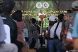 Menteri Kehutanan Raja Juli Antoni menyampaikan sambutan pada acara penyerahan SK Persetujuan Pelepasan Kawasan Hutan di Djawatan, Banyuwangi, Jawa Timur, Senin (14/7/2025). Kementerian Kehutanan menyerahkan SK Persetujuan Pelepasan kawasan Hutan dari proses Tukar Menukar kawasan Hutan (TMKH) seluas 152 hektar kepada masyarakat Banyuwangi untuk permukiman dan lahan pertanian. Antara Jatim/Budi Candra Setya/um