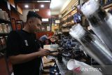 Seorang barista membuat kopi di Aqilla Coffee Roastry di Ulee Kareng, Banda Aceh, Aceh, Selasa (15/7/2025). Pengusaha produksi olahan kopi menyebutkan sejak awal 2025 permintaan kopi arabika gayo mengalami peningkatan meningkat hingga 30 persen dibandingkan periode yang sama pada tahun lalu yang disebabkan membaiknya pertumbuhan ekonomi global dan perubahan gaya hidup konsumen yang mengutamakan kualitas produk. Antara Aceh/Irwansyah Putra.