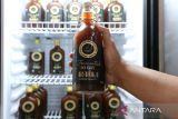 Salah satu olahan kopi dalam kemasan botol di Aqilla Coffee Roastry di Ulee Kareng, Banda Aceh, Aceh, Selasa (15/7/2025). Pengusaha produksi olahan kopi menyebutkan sejak awal 2025 permintaan kopi arabika gayo mengalami peningkatan meningkat hingga 30 persen dibandingkan periode yang sama pada tahun lalu yang disebabkan membaiknya pertumbuhan ekonomi global dan perubahan gaya hidup konsumen yang mengutamakan kualitas produk. Antara Aceh/Irwansyah Putra.