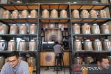 Aneka beans kopi khas Aceh dipajang di dalam toples kaca di Aqilla Coffee Roastry di Ulee Kareng, Banda Aceh, Aceh, Selasa (15/7/2025). Antara Aceh/Irwansyah Putra.