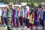 Anggota Babinsa Koramil 1602 Sindang Indramayu memberikan pelatihan baris-berbaris kepada pelajar pada Masa Pengenalan Lingkungan Sekolah (MPLS) di SMA Negeri 1 Sindang, Indramayu, Jawa Barat, Selasa (15/7/2025). Pemerintah Provinsi Jawa Barat melibatkan unsur TNI dan Polri dalam pelaksanaan Masa Pengenalan Lingkungan Sekolah (MPLS) tahun ajaran 2025/2026 untuk meningkatkan kedisiplinan dan pencegahan perilaku menyimpang dengan pembekalan materi tentang ketertiban berlalu lintas, baris berbaris dan materi wawasan kebangsaan bagi siswa. ANTARA FOTO/Dedhez Anggara/agr