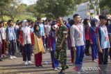 Anggota Babinsa Koramil 1602 Sindang Indramayu memberikan pelatihan baris-berbaris kepada pelajar pada  Masa Pengenalan Lingkungan Sekolah (MPLS) di SMA Negeri 1 Sindang, Indramayu, Jawa Barat, Selasa (15/7/2025). Pemerintah Provinsi Jawa Barat melibatkan unsur TNI dan Polri dalam pelaksanaan Masa Pengenalan Lingkungan Sekolah (MPLS) tahun ajaran 2025/2026 untuk meningkatkan kedisiplinan dan pencegahan perilaku menyimpang dengan pembekalan materi tentang ketertiban berlalu lintas, baris berbaris dan materi wawasan kebangsaan bagi siswa. ANTARA FOTO/Dedhez Anggara/agr