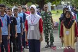 Anggota Babinsa Koramil 1602 Sindang Indramayu memberikan pelatihan baris-berbaris kepada pelajar pada  Masa Pengenalan Lingkungan Sekolah (MPLS) di SMA Negeri 1 Sindang, Indramayu, Jawa Barat, Selasa (15/7/2025). Pemerintah Provinsi Jawa Barat melibatkan unsur TNI dan Polri dalam pelaksanaan Masa Pengenalan Lingkungan Sekolah (MPLS) tahun ajaran 2025/2026 untuk meningkatkan kedisiplinan dan pencegahan perilaku menyimpang dengan pembekalan materi tentang ketertiban berlalu lintas, baris berbaris dan materi wawasan kebangsaan bagi siswa. ANTARA FOTO/Dedhez Anggara/agr