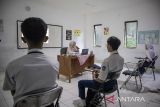 Guru menyampaikan materi kepada siswa baru saat Masa Pengenalan Lingkungan Sekolah (MPLS) di SMA Budi Luhur Cimahi, Jawa Barat, Selasa (15/7/2025). Pihak sekolah menuturkan, SMA swasta ini hanya mendapatkan 11 siswa baru dalam penjaringan Sistem Penerimaan Murid Baru (SPMB) 2025. ANTARA FOTO/Abdan Syakura/agr