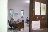 Guru menyampaikan materi kepada siswa baru saat Masa Pengenalan Lingkungan Sekolah (MPLS) di SMA Budi Luhur Cimahi, Jawa Barat, Selasa (15/7/2025). Pihak sekolah menuturkan, SMA swasta ini hanya mendapatkan 11 siswa baru dalam penjaringan Sistem Penerimaan Murid Baru (SPMB) 2025. ANTARA FOTO/Abdan Syakura/agr