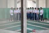 Siswa bersama guru menunaikan shalat Dhuha saat Masa Pengenalan Lingkungan Sekolah (MPLS) di SMA Budi Luhur Cimahi, Jawa Barat, Selasa (15/7/2025). Pihak sekolah menuturkan, SMA swasta ini hanya mendapatkan 11 siswa baru dalam penjaringan Sistem Penerimaan Murid Baru (SPMB) 2025. ANTARA FOTO/Abdan Syakura/agr
