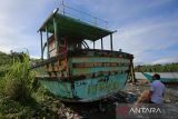 Petugas memeriksa kapal ikan berbendera India, KM Blessing dengan  nomor register IND-AN-SAMM-2110 hasil tangkapan tindak pidana perikanan di Pangkalan Pengawasan  Sumber Daya  Kelautan dan Perikanan (PSDKP) Lampulo, Banda Aceh, Aceh, Selasa (15/7/2025). Kementerian Kelautan dan Perikanan akan menghibahkan lima unit kapal tangkapan hasil tindak pidana yang sudah menjadi barang sitaan negara dan satu di antaranya,  KM Blessing (69 GT) berbendera India  yang berada di Banda Aceh kepada kelompok usaha bersama  (KUB) nelayan atau Koperasi Perikanan. ANTARA FOTO/Ampelsa.
