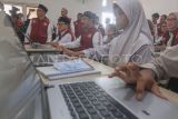 Menko Pemberdayaan Masyarakat Muhaimin Iskandar (kedua kiri) dan Menteri Sosial Saifullah Yusuf (ketiga kiri) meninjau Masa Pengenalan Lingkungan Sekolah (MPLS) di Sekolah Rakyat Menengah Pertama 10 Bogor, Sentra Terpadu Inten Soeweno (STIS), Cibinong, Kabupaten Bogor, Jawa Barat, Senin (14/7/2025). Pembukaan masa orientasi tersebut dilakukan serentak di 63 titik lainnya di seluruh Indonesia, sedangkan 37 titik lainnya akan memulai MPLS pada akhir Juli 2025 sehingga total 100 titik lokasi rintisan mulai beroperasi di seluruh Indonesia pada Tahun Ajaran 2025/2026. ANTARA FOTO/Yulius Satria Wijaya/rwa. 