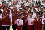 Menko Pemberdayaan Masyarakat Muhaimin Iskandar (kanan), Menteri Sosial Saifullah Yusuf (tengah) dan Menteri Kesehatan Budi Gunadi Sadikin (kiri) berfoto bersama dengan siswa saat Masa Pengenalan Lingkungan Sekolah (MPLS) di Sekolah Rakyat Menengah Pertama 10 Bogor, Sentra Terpadu Inten Soeweno (STIS), Cibinong, Kabupaten Bogor, Jawa Barat, Senin (14/7/2025). Pembukaan masa orientasi tersebut dilakukan serentak di 63 titik lainnya di seluruh Indonesia, sedangkan 37 titik lainnya akan memulai MPLS pada akhir Juli 2025 sehingga total 100 titik lokasi rintisan mulai beroperasi di seluruh Indonesia pada Tahun Ajaran 2025/2026. ANTARA FOTO/Yulius Satria Wijaya/rwa.