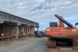 Sejumlah alat berat mengerjakan pembangunan infrastruktur jembatan yang menghubungkan Batulicin dan Pulau Laut Kotabaru di Kabupaten Tanah Bumbu, Provinsi Kalimantan Selatan (Kalsel), Selasa (15/7/2025). Pemerintah Kabupaten (Pemkab) Tanah Bumbu dan Pemkab Kotabaru menganggarkan Rp100 miliar per tahun selama periode lima tahun, sedangkan Pemprov Kalsel mengalokasikan dana Rp300 miliar per tahun selama lima tahun untuk menyelesaikan jembatan sepanjang 6,5 kilometer tersebut. ANTARA/Sujud Mariono