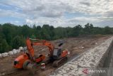 Sejumlah alat berat mengerjakan pembangunan infrastruktur jembatan yang menghubungkan Batulicin dan Pulau Laut Kotabaru di Kabupaten Tanah Bumbu, Provinsi Kalimantan Selatan (Kalsel), Selasa (15/7/2025). Pemerintah Kabupaten (Pemkab) Tanah Bumbu dan Pemkab Kotabaru menganggarkan Rp100 miliar per tahun selama periode lima tahun, sedangkan Pemprov Kalsel mengalokasikan dana Rp300 miliar per tahun selama lima tahun untuk menyelesaikan jembatan sepanjang 6,5 kilometer tersebut. ANTARA/Sujud Mariono